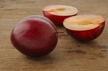 ahşap üzerine olgun Erik