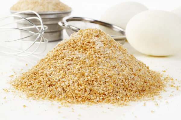 Huevos e ingredientes de trigo en blanco — Foto de Stock