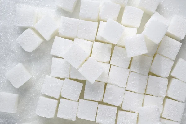Cubes de sucre sur fond blanc — Photo