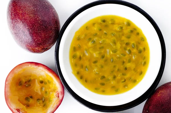 Passion fruit in bowl — Stock Photo, Image