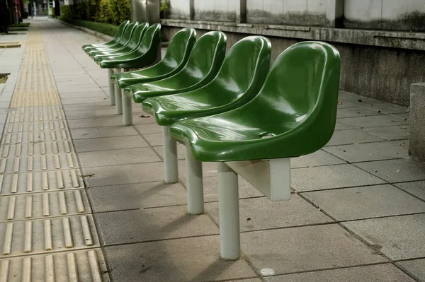 Зеленые стулья в зоне ожидания — стоковое фото