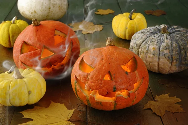 Halloween dýně na staré dřevěné pozadí — Stock fotografie