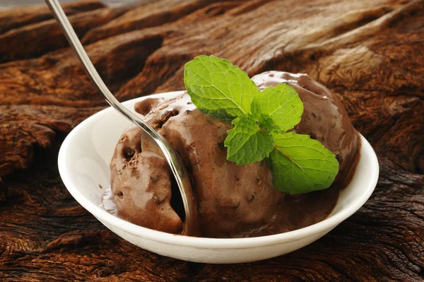 Sorvete de chocolate com hortelã em tigela branca — Fotografia de Stock