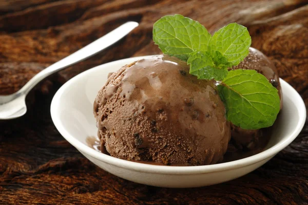 Gelato con gocce di cioccolato alla menta — Foto Stock