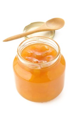 Şeftali Reçeli beyaz zemin üzerine kavanoz