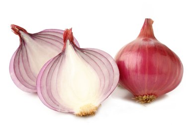 Soğancık beyaz zemin üzerine dilimlenmiş