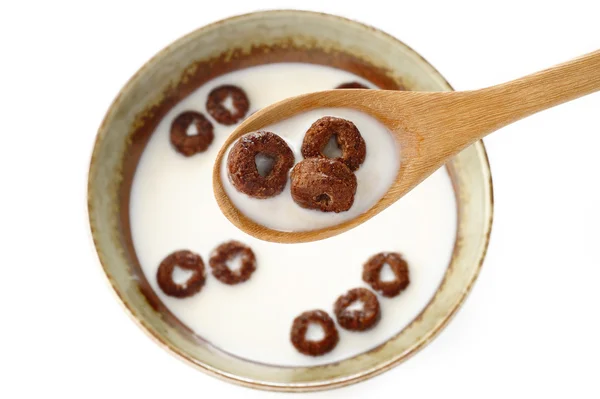 Cereal de chocolate y leche en cuchara de madera —  Fotos de Stock