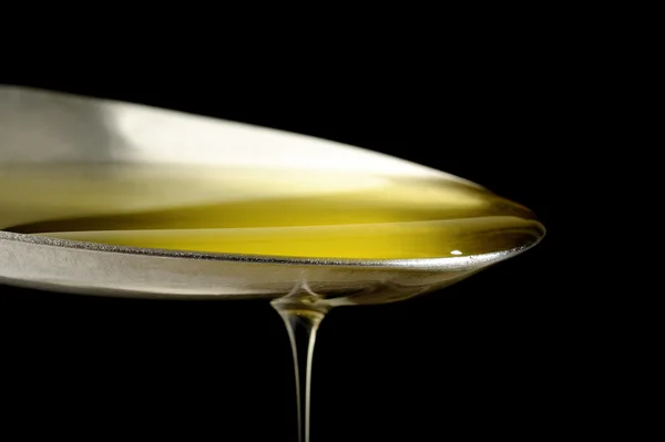 Gocce di olio d'oliva gocciolante — Foto Stock