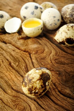 Bıldırcın yumurtası üzerinde ahşap 