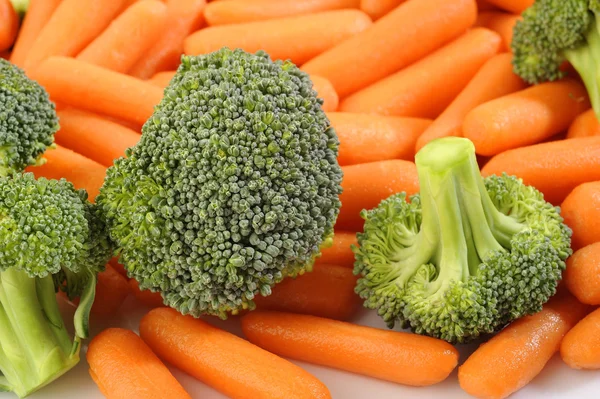 Броколі і морква для приготування — стокове фото