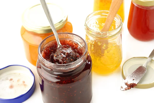 Potten van fruitige jam — Stockfoto