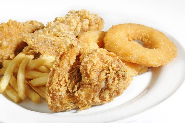 Comida frita en plato blanco — Foto de Stock