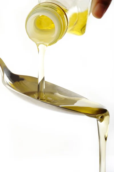 Verter aceite sobre la cuchara — Foto de Stock