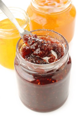 beyaz zemin üzerine meyveli reçel kavanoz