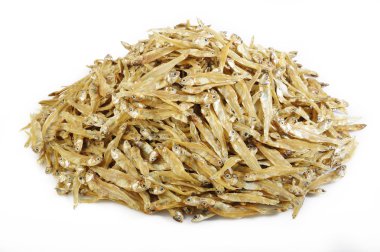 Beyaz üzerine küçük kurutulmuş balık 