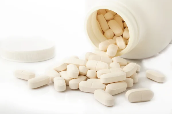 Beyaz arka plan üzerinde kalsiyum tabletleri