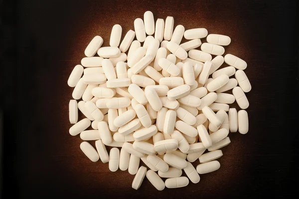 Kalcium tabletter på trä bakgrund — Stockfoto