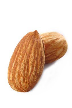 Beyaz arkaplanda badem