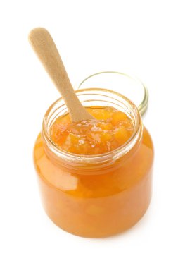 Şeftali Reçeli beyaz zemin üzerine kavanoz