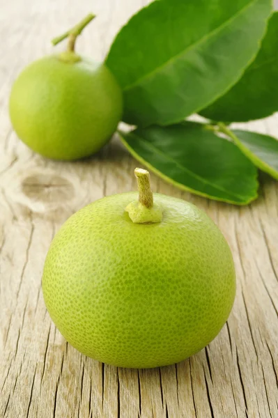 Fruta de lima sobre fondo de madera —  Fotos de Stock