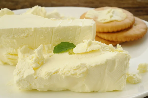 Cream cheese with crackers — Stock Photo, Image