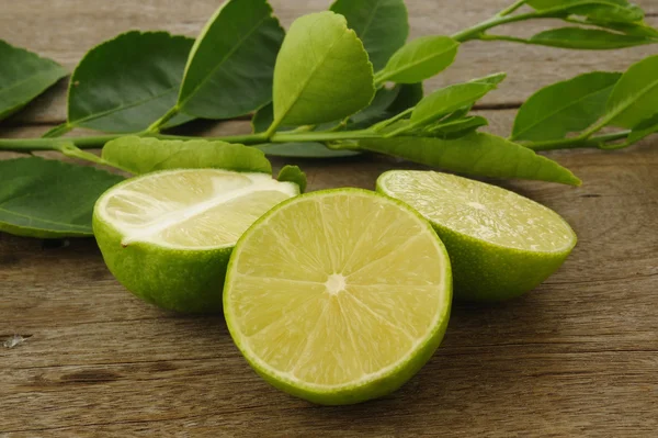 Frutto di lime su fondo di legno — Foto Stock