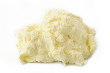 beyaz zemin üzerine krem peynir