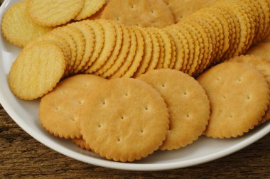 tuzlu kraker plaka üzerinde