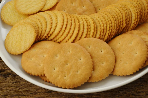 Salzige Cracker auf dem Teller — Stockfoto