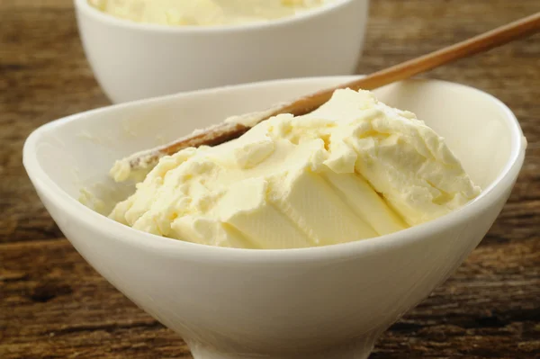 Queso crema en tazón blanco —  Fotos de Stock