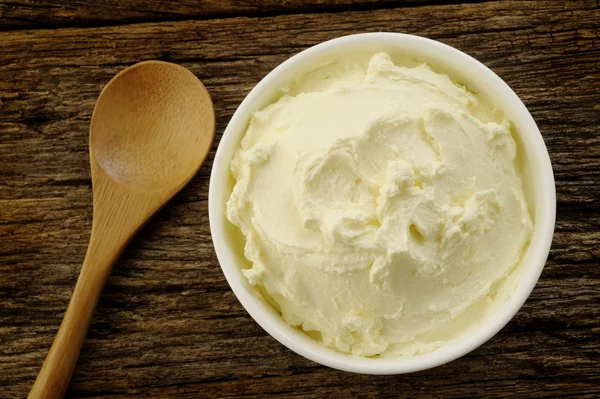 Queso crema en tazón blanco —  Fotos de Stock