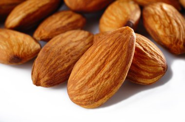 Beyaz arkaplanda badem