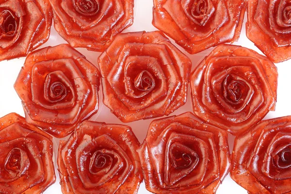 Doce de geleia de morango na forma de rosa no fundo branco — Fotografia de Stock