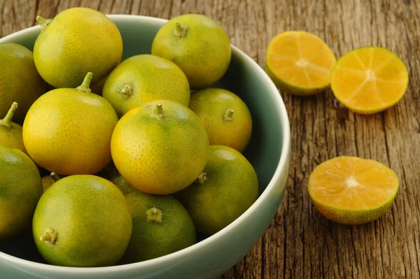 Kumquat citrinos em tigela — Fotografia de Stock