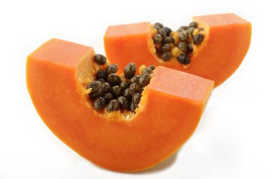 Beyaz arkaplanda papaya
