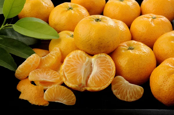 Arancio mandarino in vassoio di legno — Foto Stock