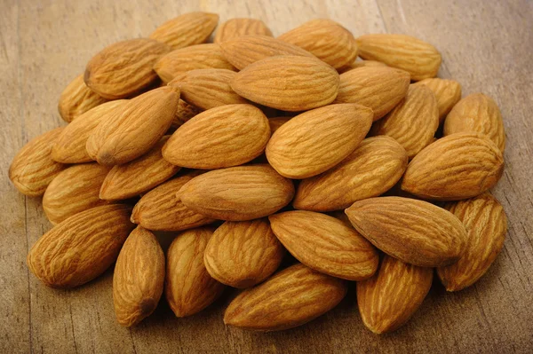 Almendras sobre madera — Foto de Stock