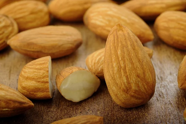 Almendras crudas sobre fondo de madera — Foto de Stock