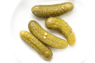 Salatalık üzerinde beyaz backgrund