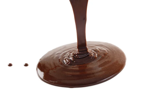 Flüssige Schokolade auf weißem Hintergrund — Stockfoto