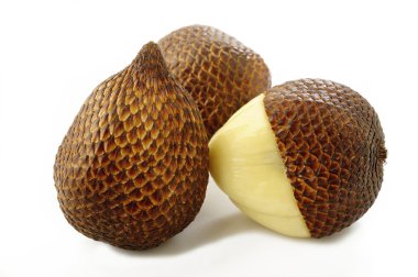 salak bali meyve beyaz arka plan üzerinde