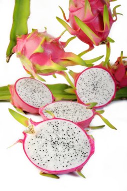 Beyaz arkaplanda Ejder Meyvesi