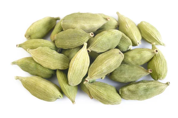 Cialde di cardamomo verde su sfondo bianco — Foto Stock