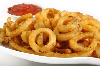 Beyaz zemin üzerine ketçap ile kıvrık patates kızartması