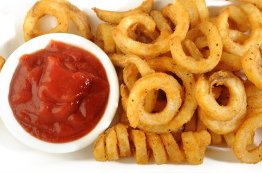 Beyaz ketçap ile kıvrık patates kızartması