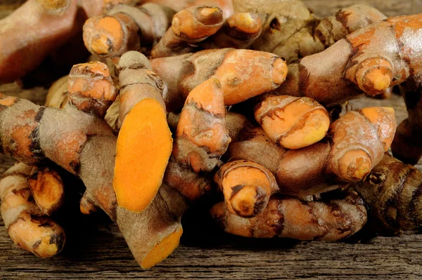 Gurkmeja root på trä bakgrund — Stockfoto