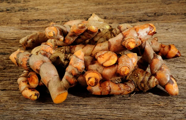 Gurkmeja root på trä bakgrund — Stockfoto