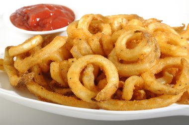 Ketçap ile kıvrık patates kızartması