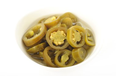 Beyaz kase dilimlenmiş yeşil jalapeno biber turşusu