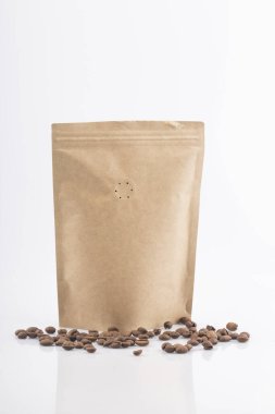 Kahve kağıdı torbası beyaz arka planda izole edilmiş.